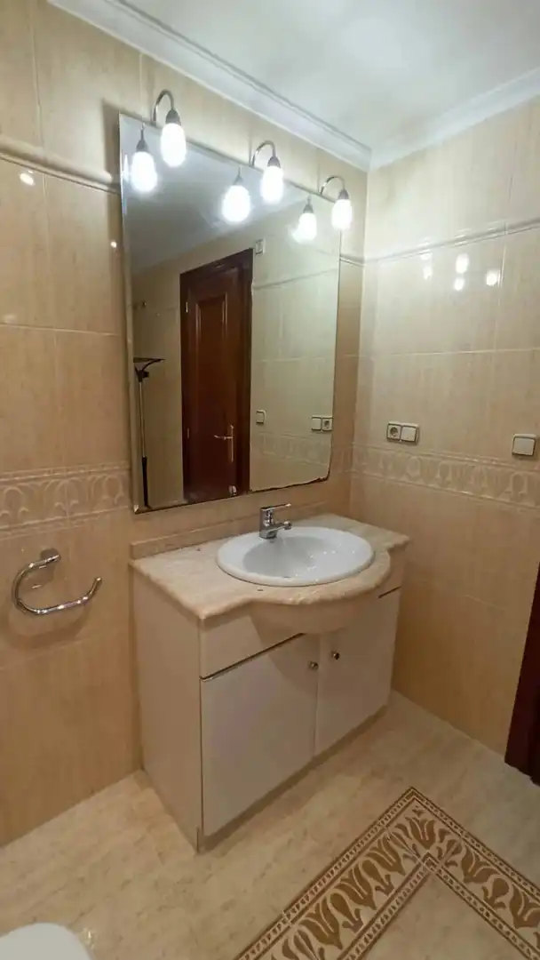 Bathroom of Flat for share in Patraix