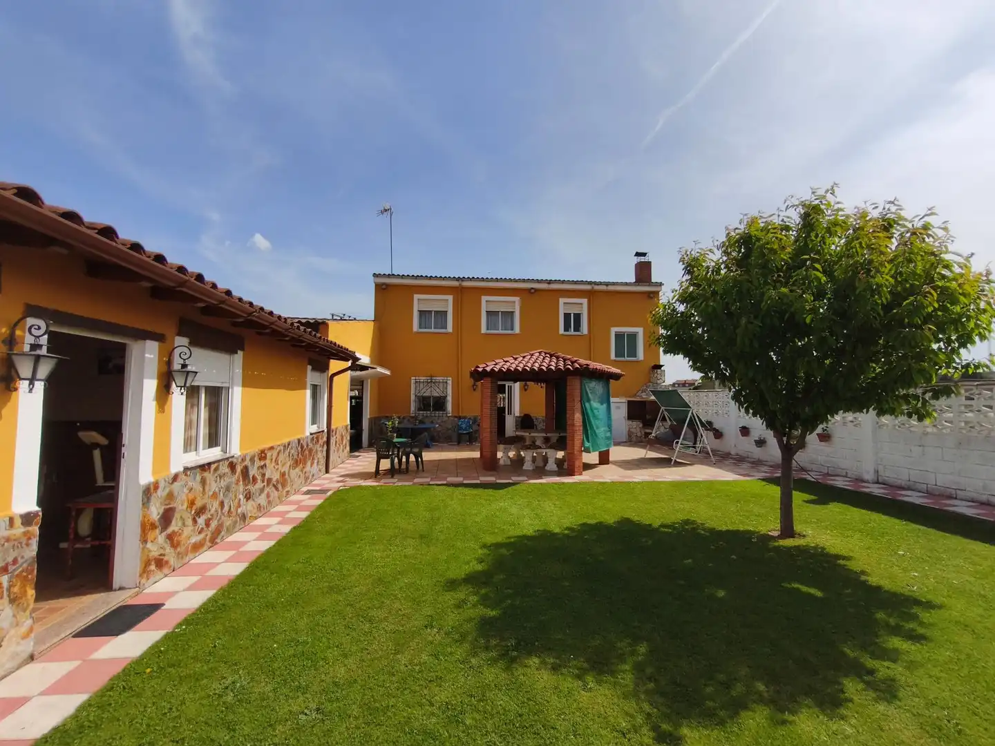 Jardí de Casa o xalet en venda en San Andrés del Rabanedo amb Calefacció, Terrassa i Piscina