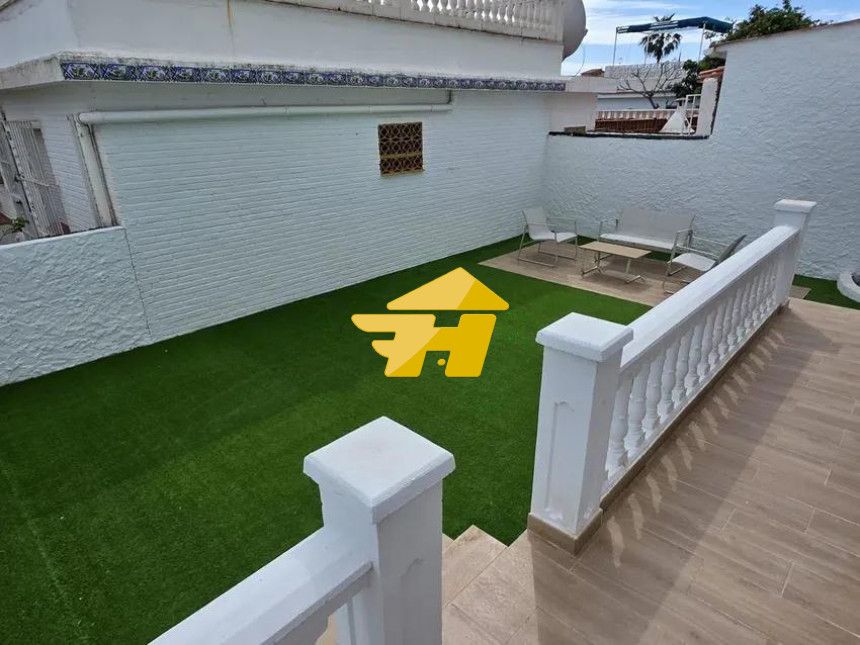 Terrasse von Einfamilien-Reihenhaus zur Miete in Torremolinos mit Klimaanlage, Privatgarten und Schwimmbad