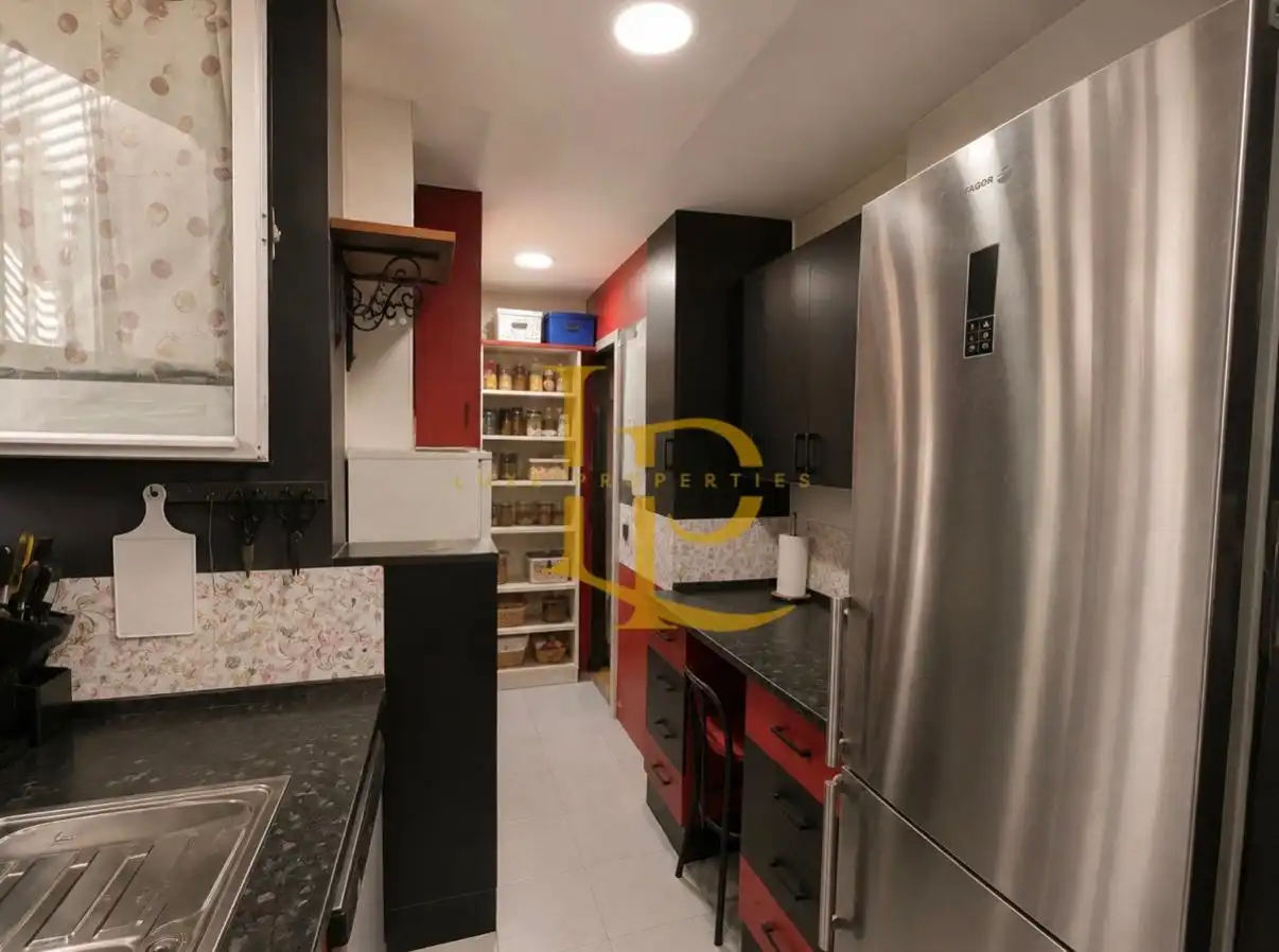 Cocina de Piso en venta en San Lorenzo de El Escorial con Calefacción, Jardín privado y Horno
