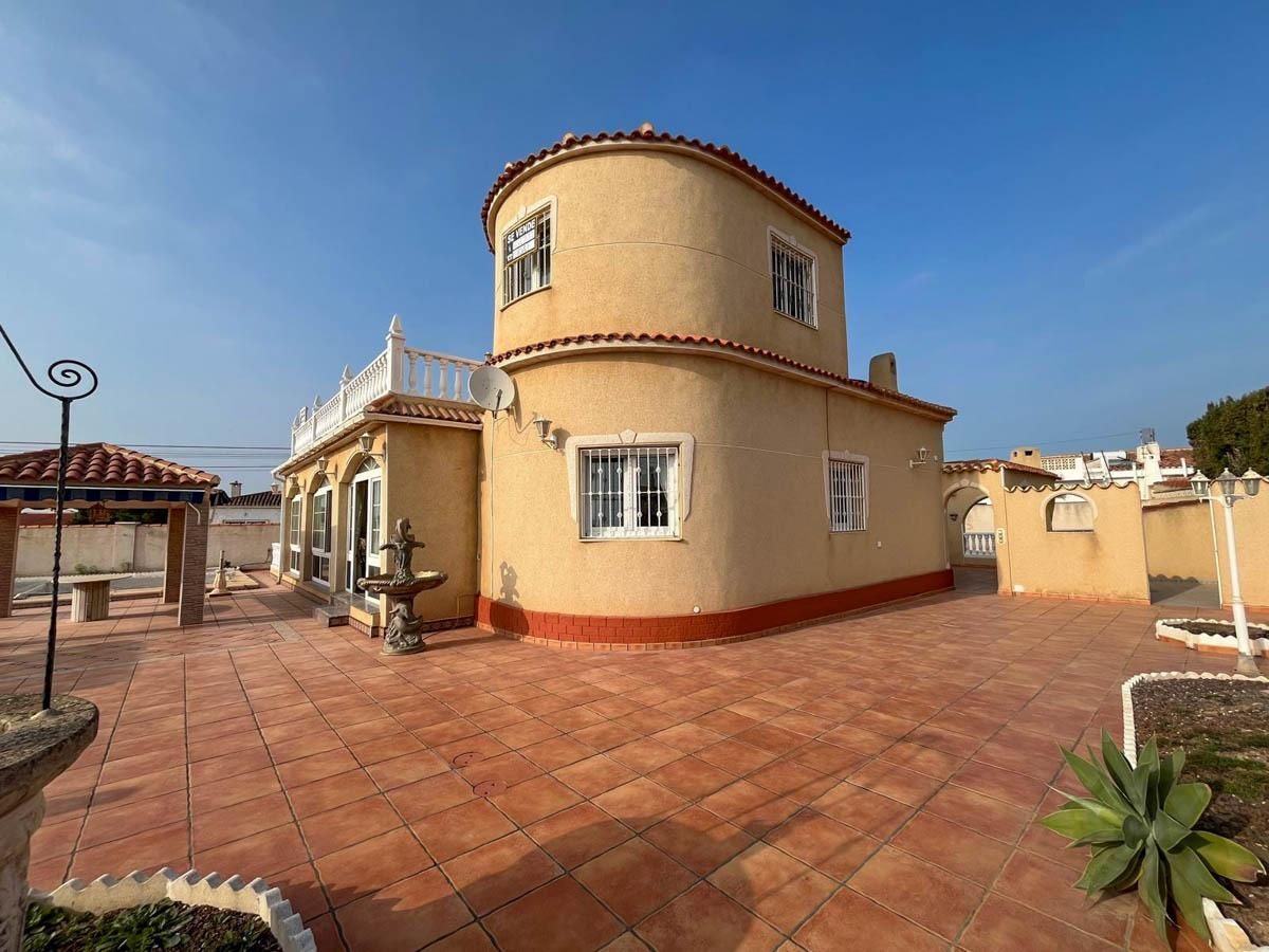 Vista exterior de Casa o xalet en venda en Torrevieja amb Calefacció, Jardí privat i Piscina comunitària