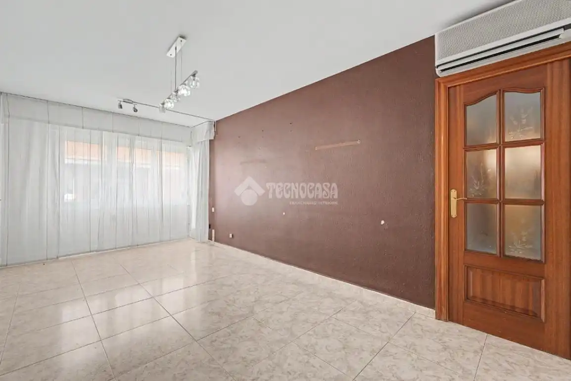 Habitación de Piso en venta en Cornellà de Llobregat con Aire acondicionado y Balcón