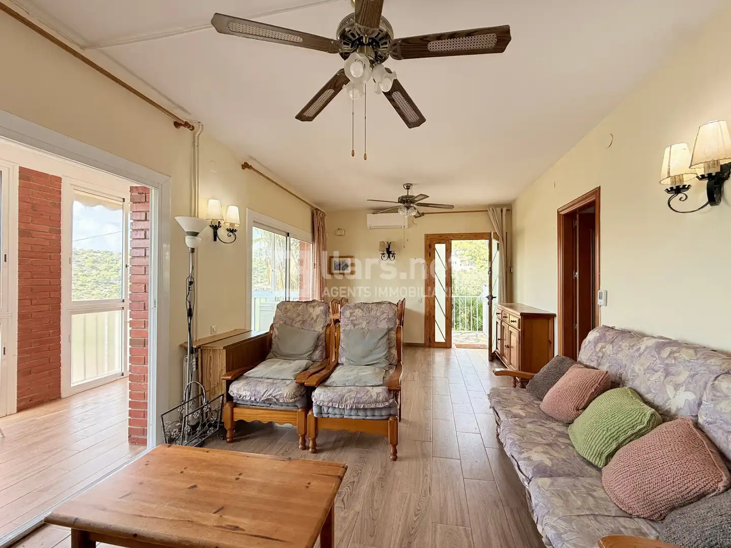 Wohnzimmer von Einfamilien-Reihenhaus zum Verkauf in Cubelles mit Klimaanlage, Heizung und Privatgarten