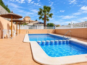 Chalet con piscina en venta en Orihuela Costa