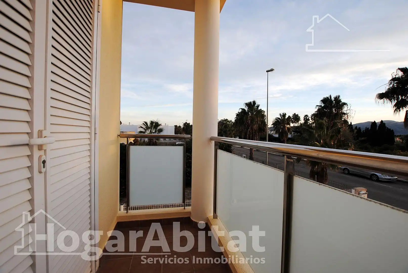 Außenansicht von Einfamilien-Reihenhaus zum Verkauf in Oliva mit Terrasse, Möbliert und Balkon