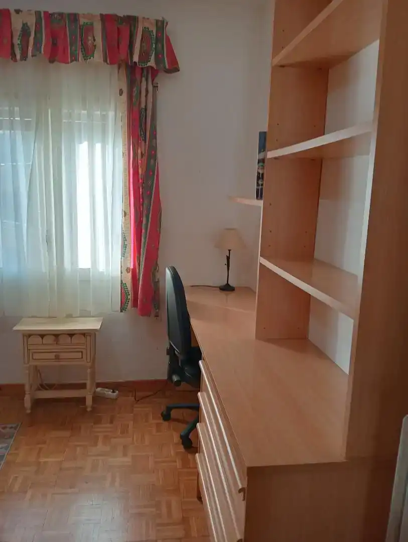 Dormitori de Pis per a compartir en Jaca amb Parquet, Moblat i Forn