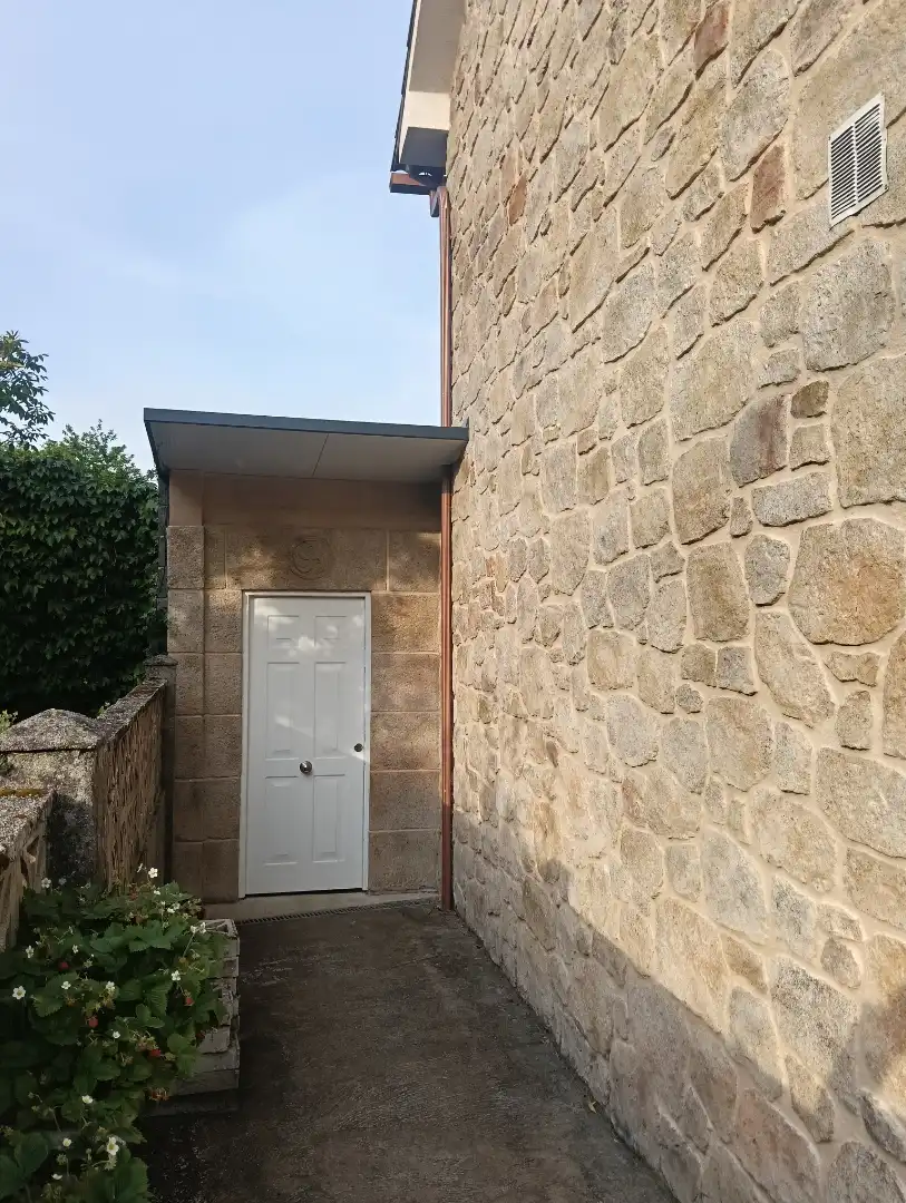 Vista exterior de Casa adosada en venta en Bergondo con Calefacción, Jardín privado y Trastero