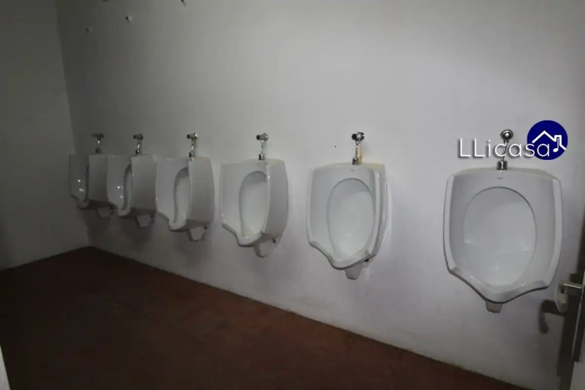 Badezimmer von Geschaftsraum zum Verkauf in La Pobla de Vallbona mit Klimaanlage