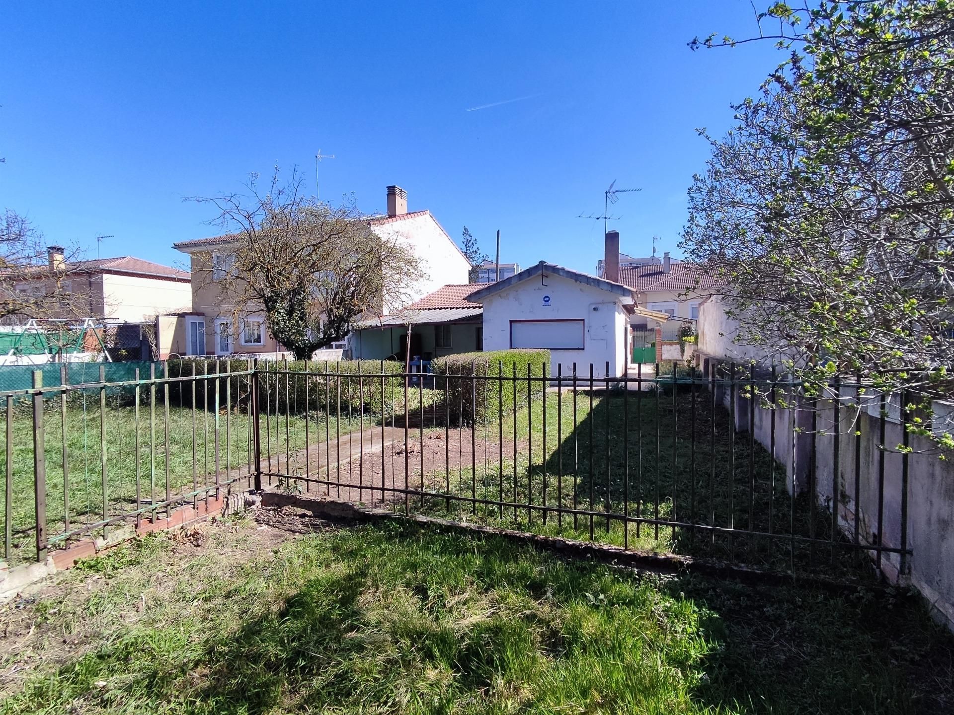Casa adosada en venta en Burgos Capital con Calefacción y Jardín privado