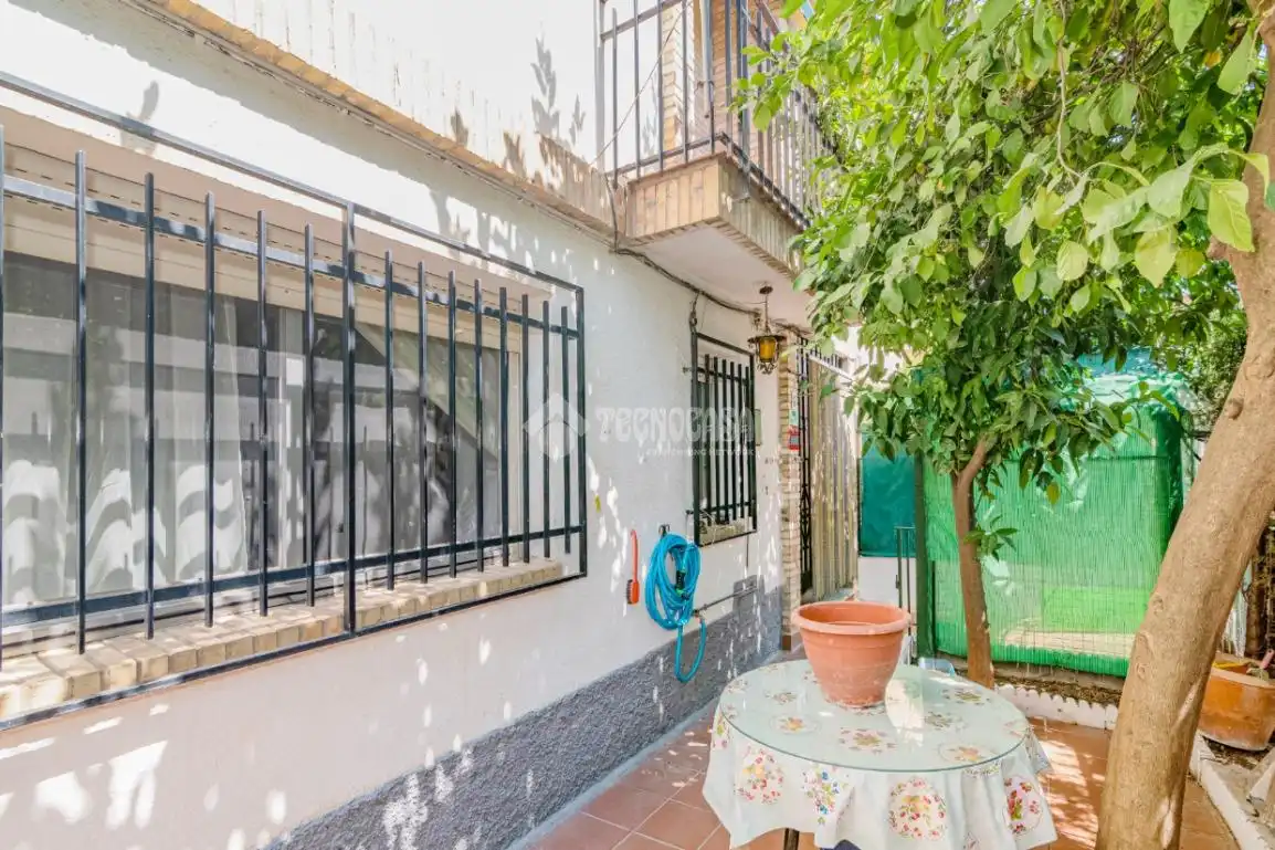 Vista exterior de Casa adosada en venda en Armilla amb Jardí privat, Terrassa i Balcó