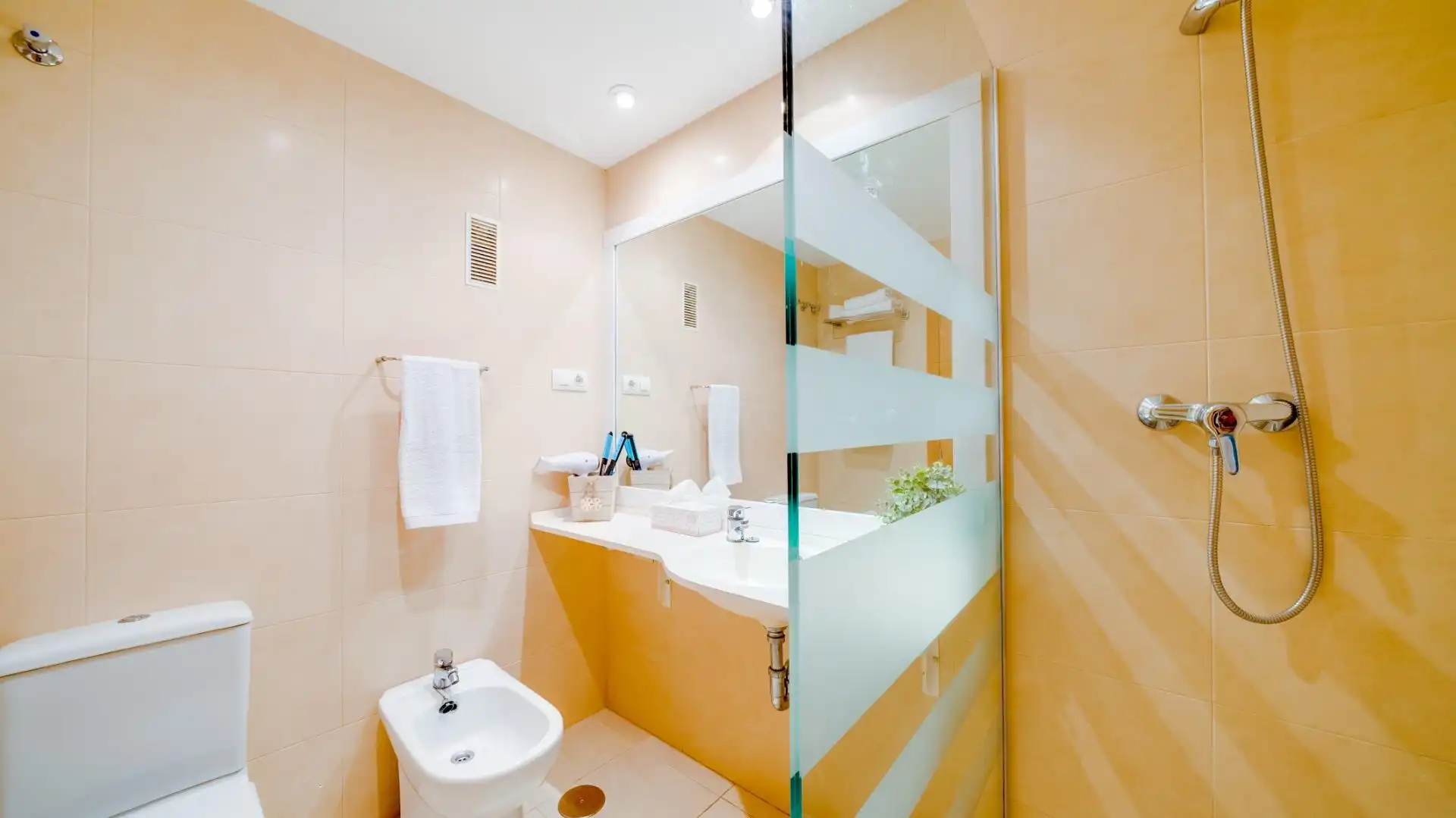 Baño de Apartamento de alquiler en Benidorm con Aire acondicionado, Calefacción y Jardín privado