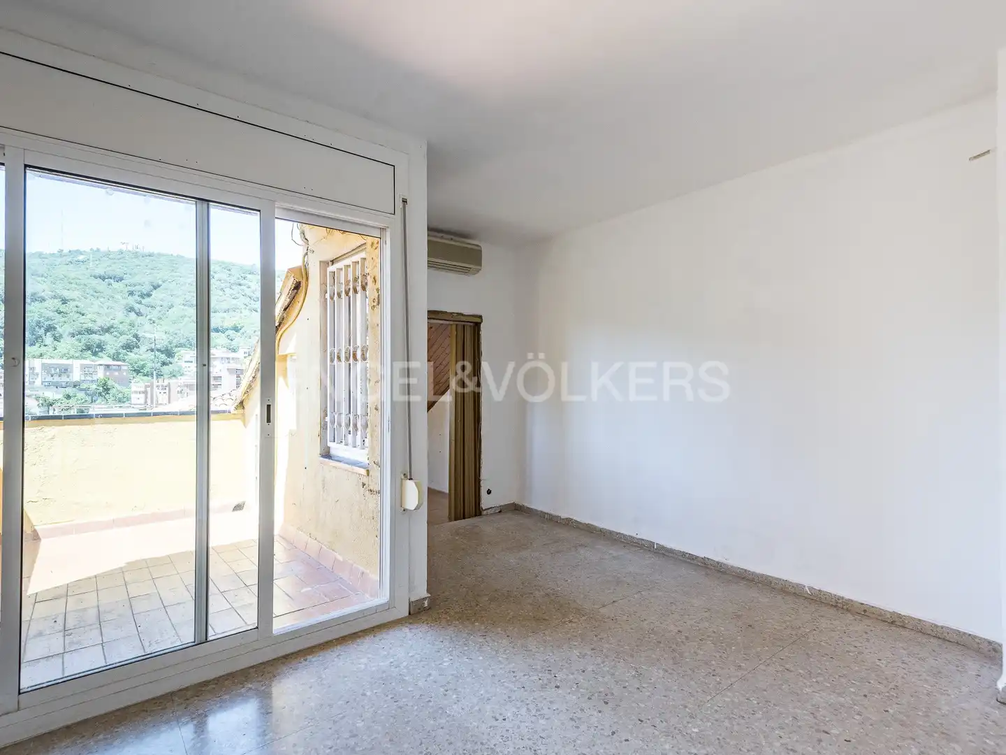 Vista exterior de Casa o xalet en venda en Barcelona amb Calefacció, Terrassa i Piscina