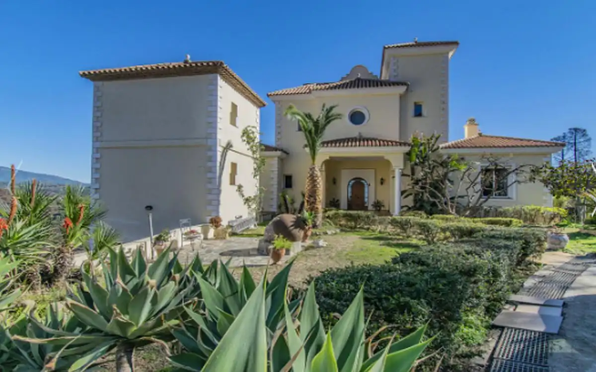 House with pool for sale in Estepona Pueblo