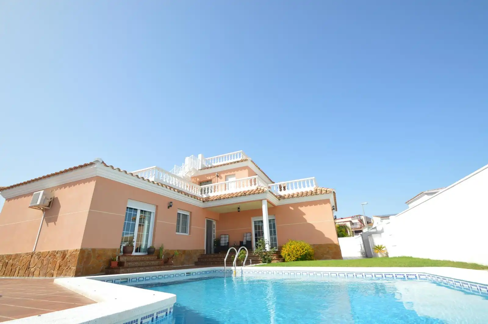 Vista exterior de Casa o xalet en venda en Vinaròs amb Aire condicionat, Calefacció i Jardí privat