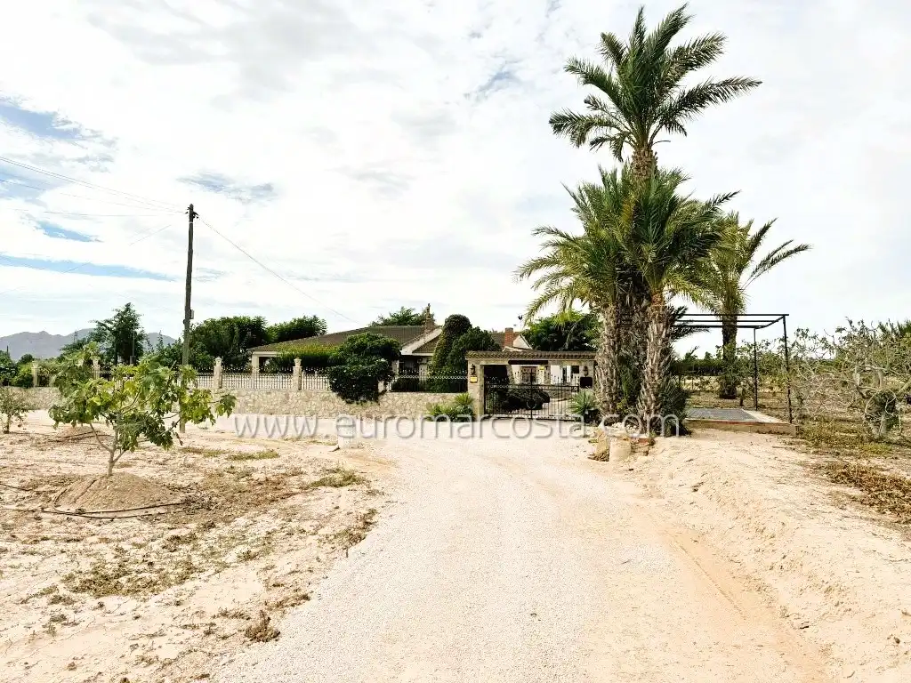 Casa rústica amb piscina en venda a partida del moco