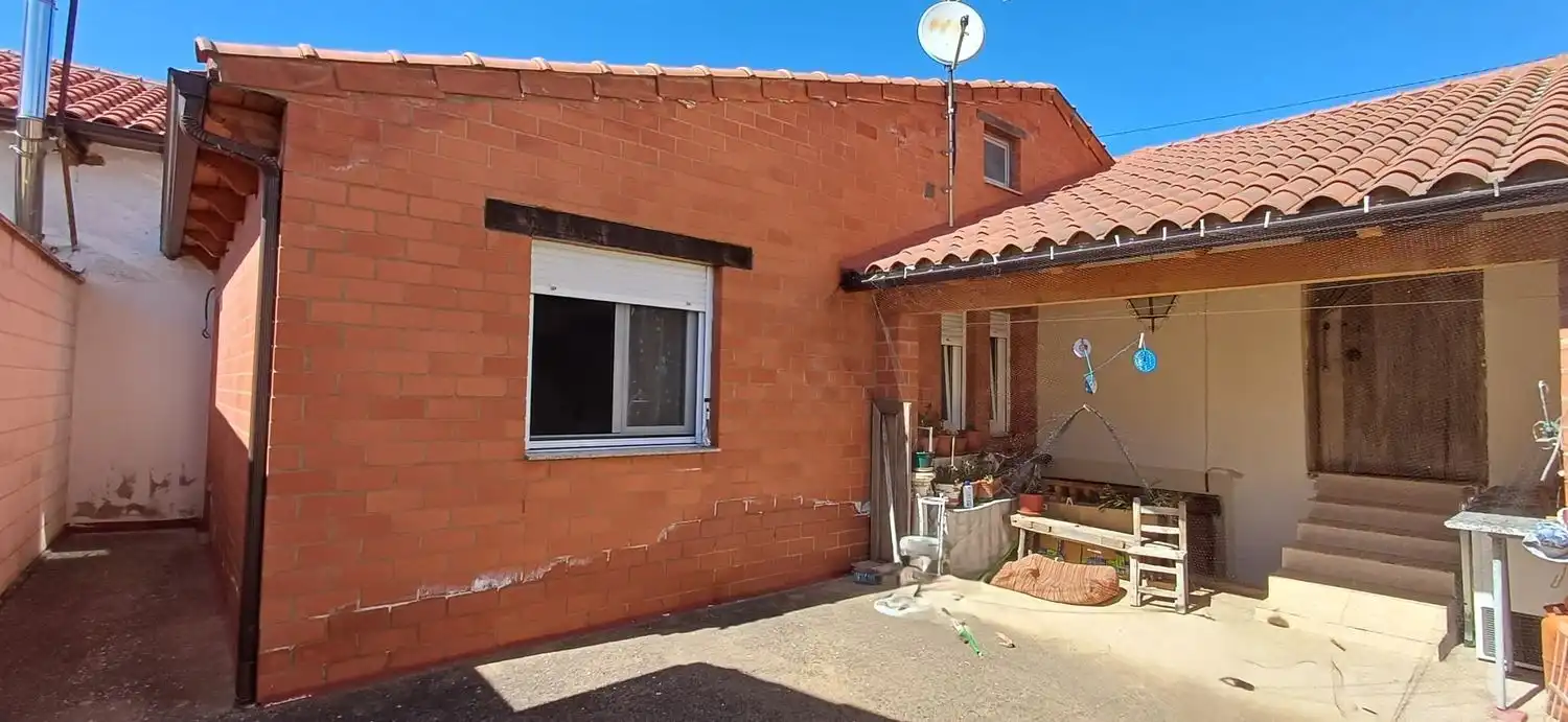 Vista exterior de Casa o xalet en venda en Valderrey amb Calefacció, Terrassa i Traster