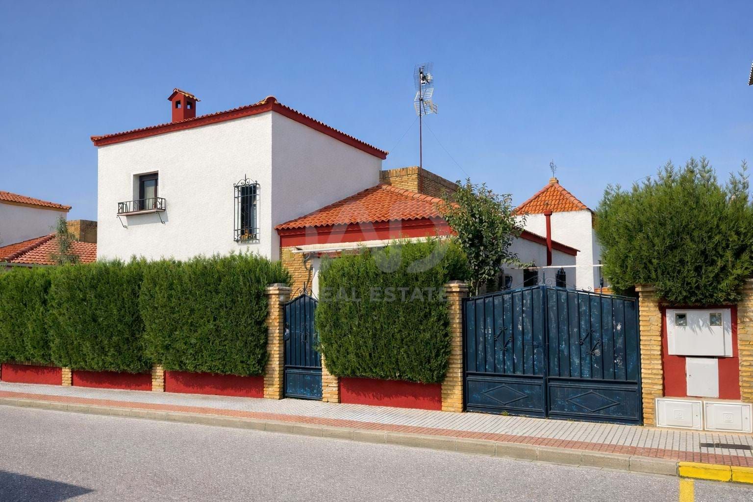 Vista exterior de Casa o xalet en venda en Dos Hermanas amb Aire condicionat