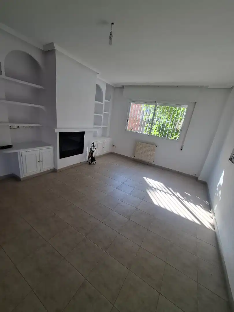 Sala de estar de Casa adosada de alquiler en Villaviciosa de Odón con Aire acondicionado, Calefacción y Jardín privado