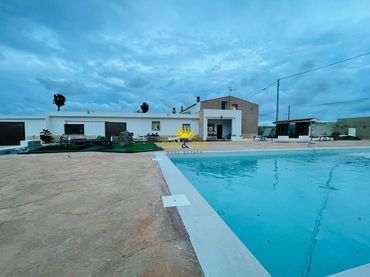 Chalet con balcón en venta en Dolores
