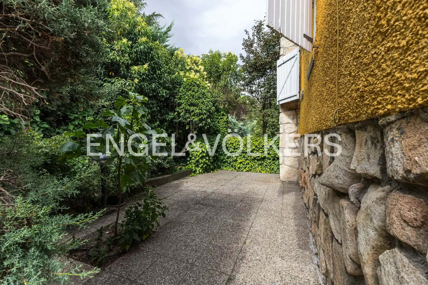 Terrassa de Casa o xalet en venda en Tres Cantos amb Calefacció, Jardí privat i Parquet