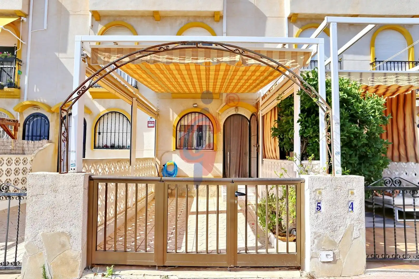 Terrassa de Casa adosada en venda en Guardamar del Segura amb Jardí privat, Terrassa i Moblat