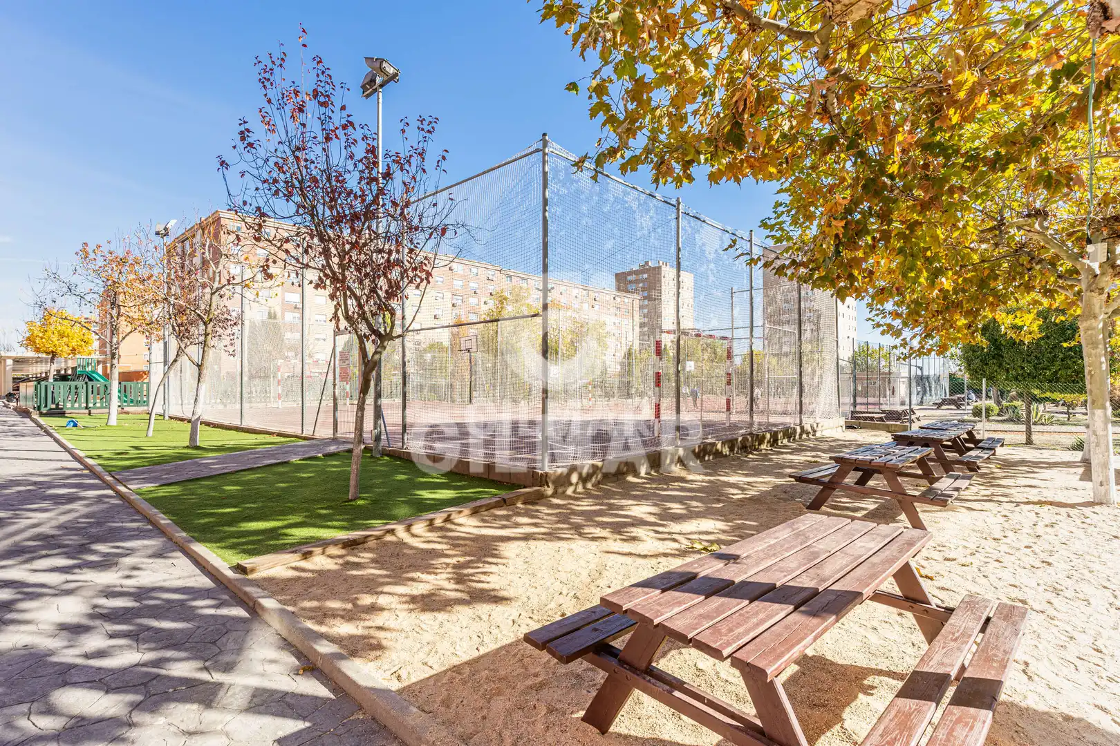 Vista exterior de Ático en venta en Parla con Calefacción, Jardín privado y Trastero
