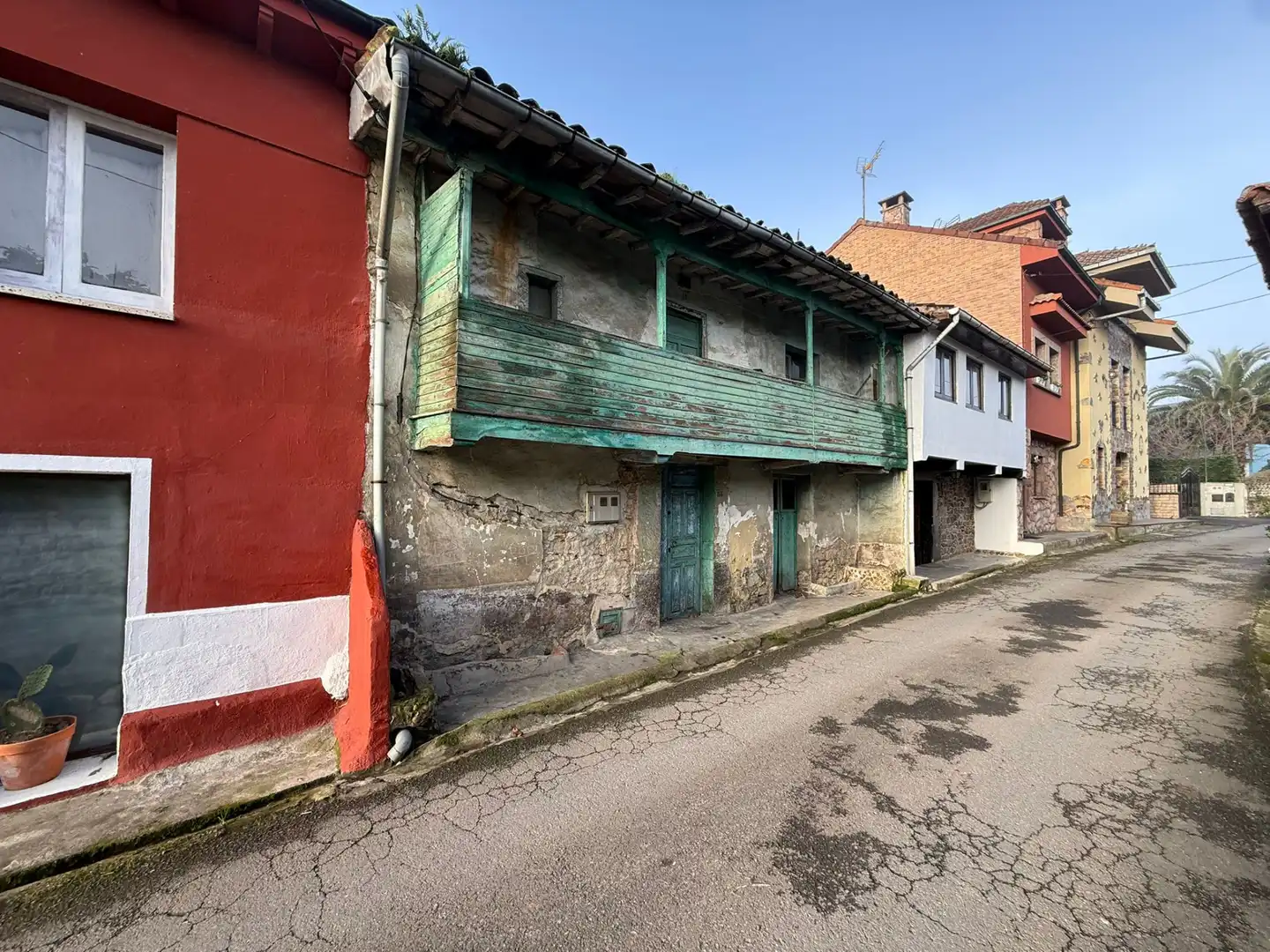 Vista exterior de Casa adosada en venda en Oviedo  amb Jardí privat i Balcó