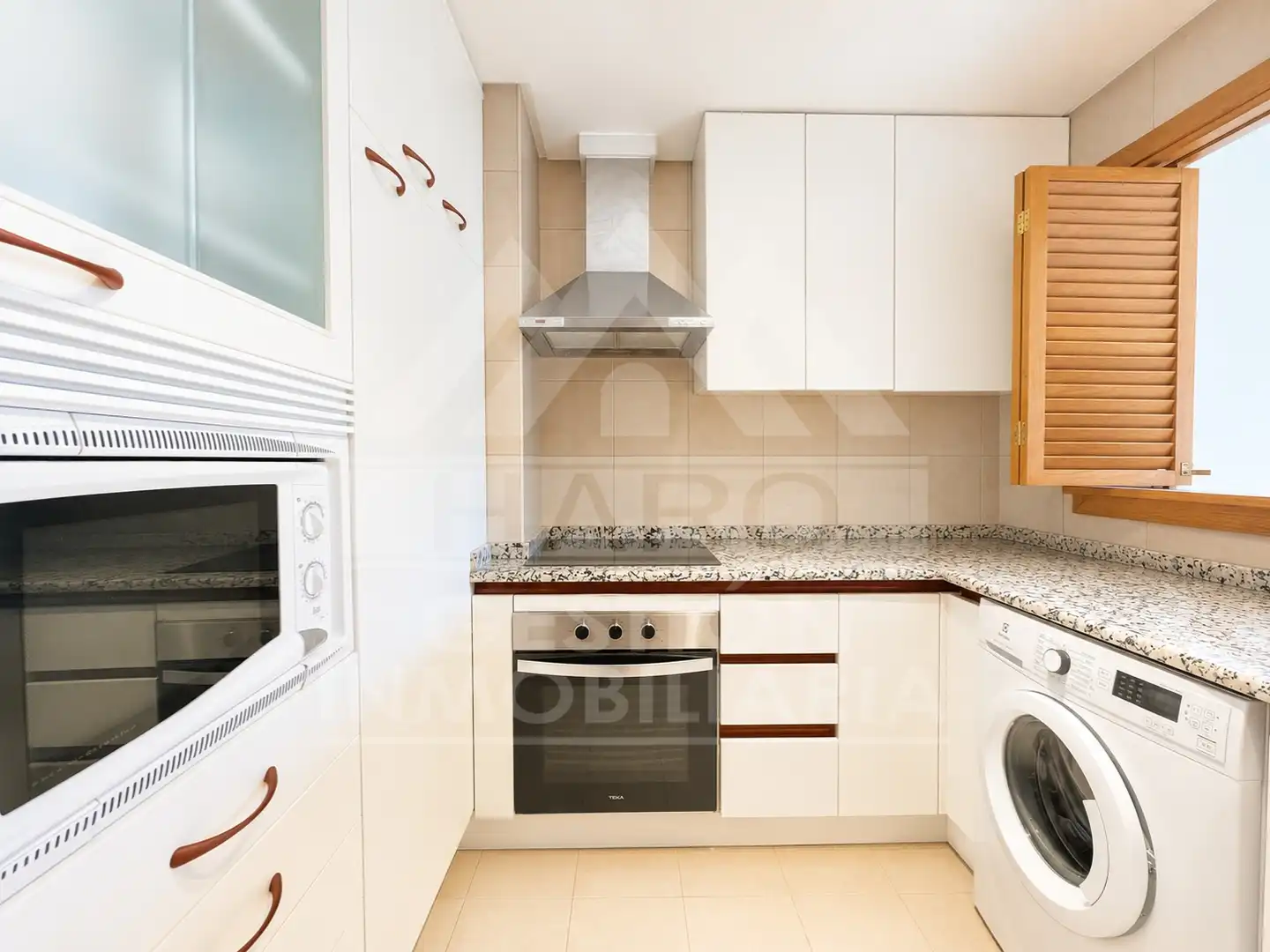 Küche von Wohnung zum Verkauf in Madrid mit Klimaanlage, Ofen und Waschmaschine