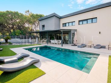 House with pool for sale in Avinguda Costeta