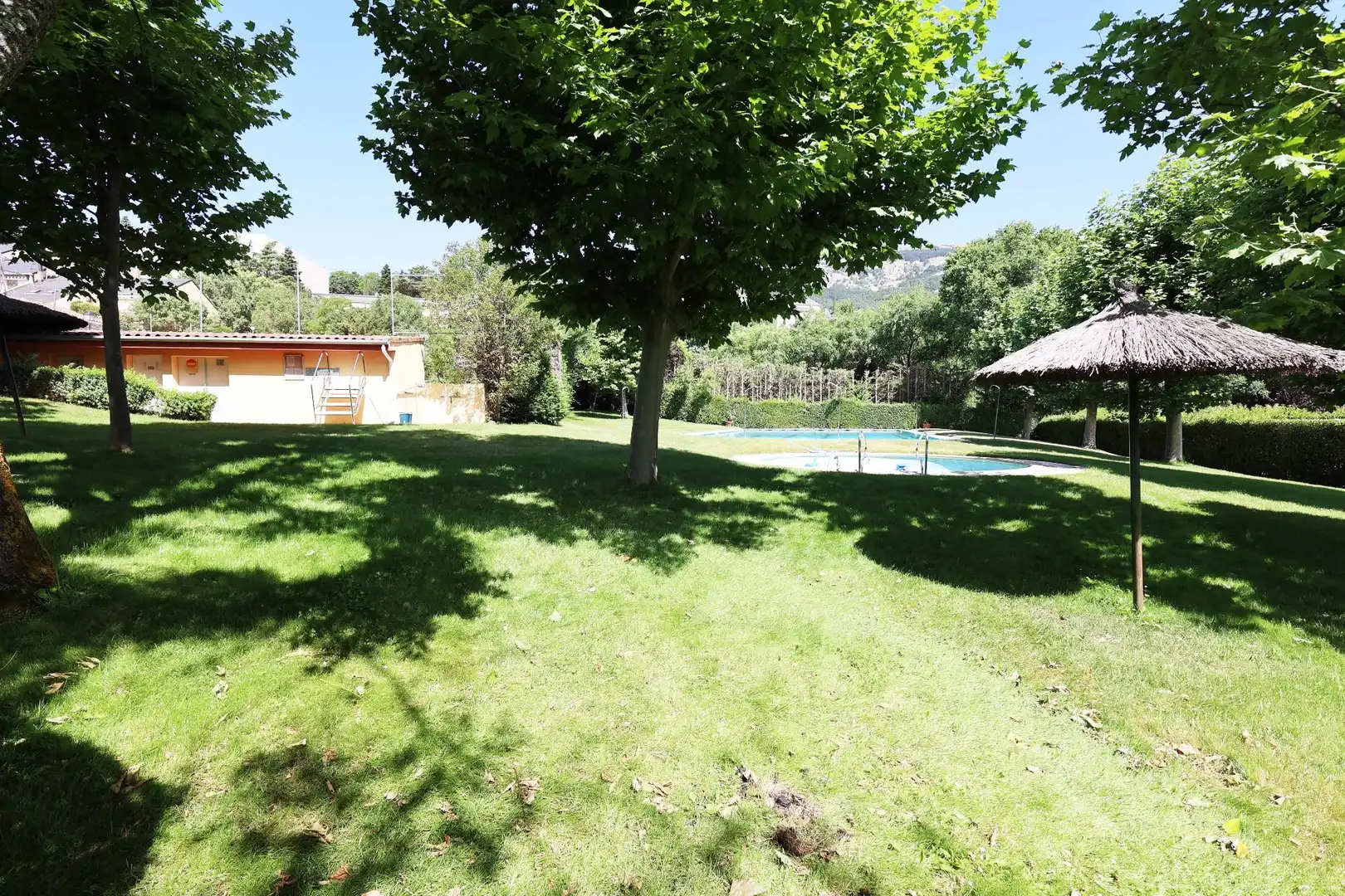 Jardín de Dúplex en venta en San Lorenzo de El Escorial con Calefacción, Terraza y Piscina comunitaria
