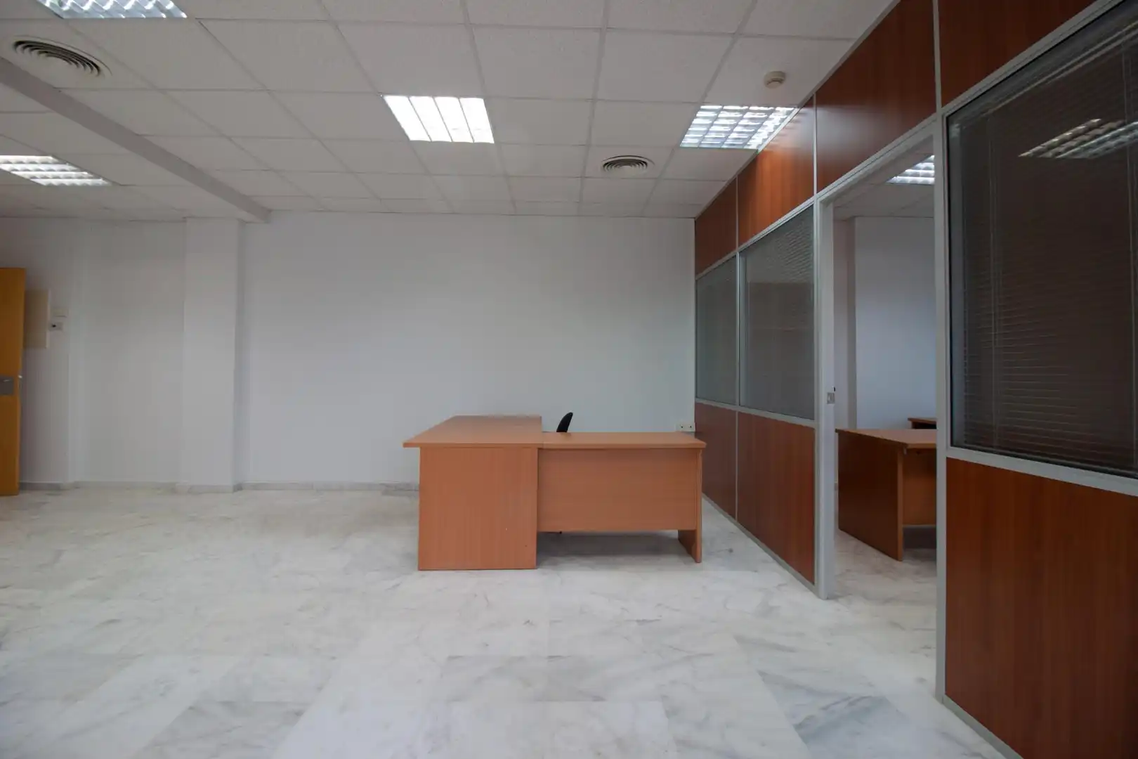 Büro zur Miete in Mairena del Aljarafe mit Klimaanlage und Terrasse