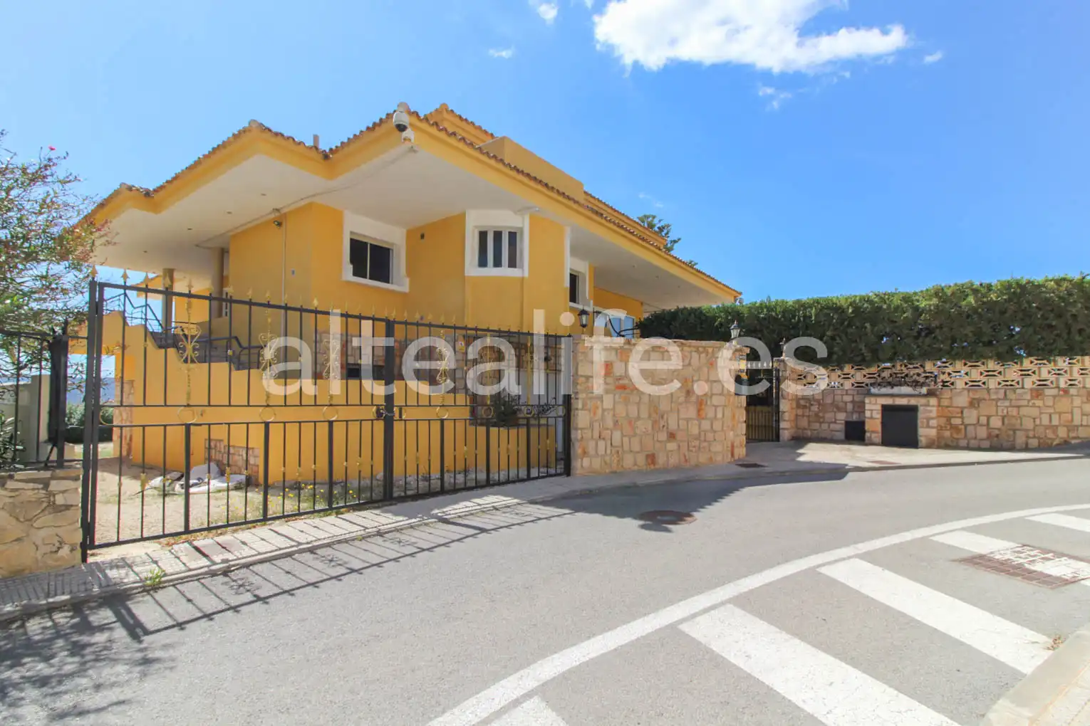 Vista exterior de Casa o chalet en venta en La Nucia con Aire acondicionado, Jardín privado y Terraza