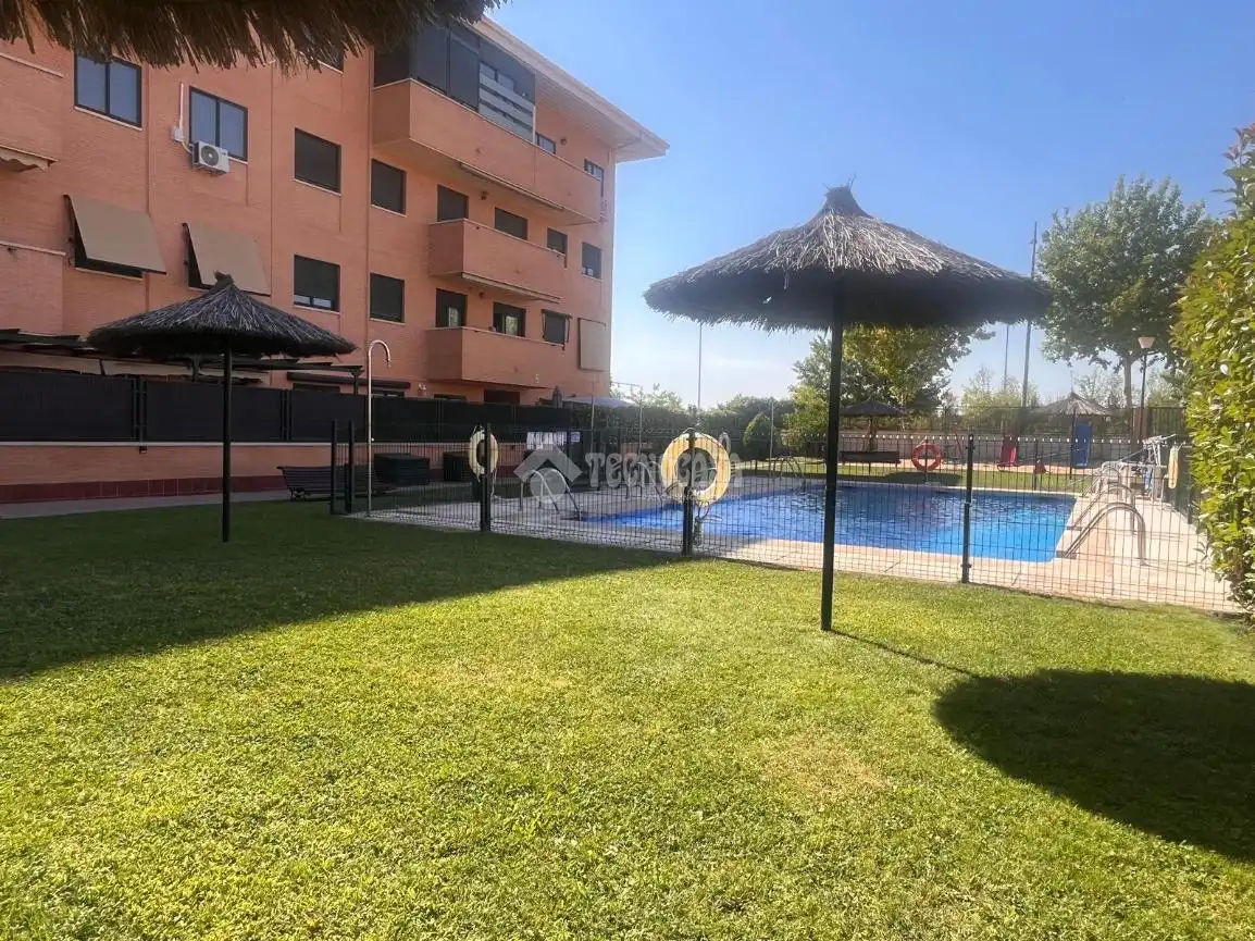 Piscina de Piso en venta en Navalcarnero con Aire acondicionado, Calefacción y Parquet