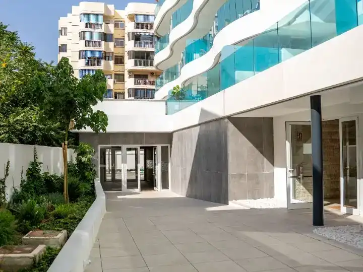 Vista exterior de Apartament de lloguer en Fuengirola amb Aire condicionat, Piscina i Balcó
