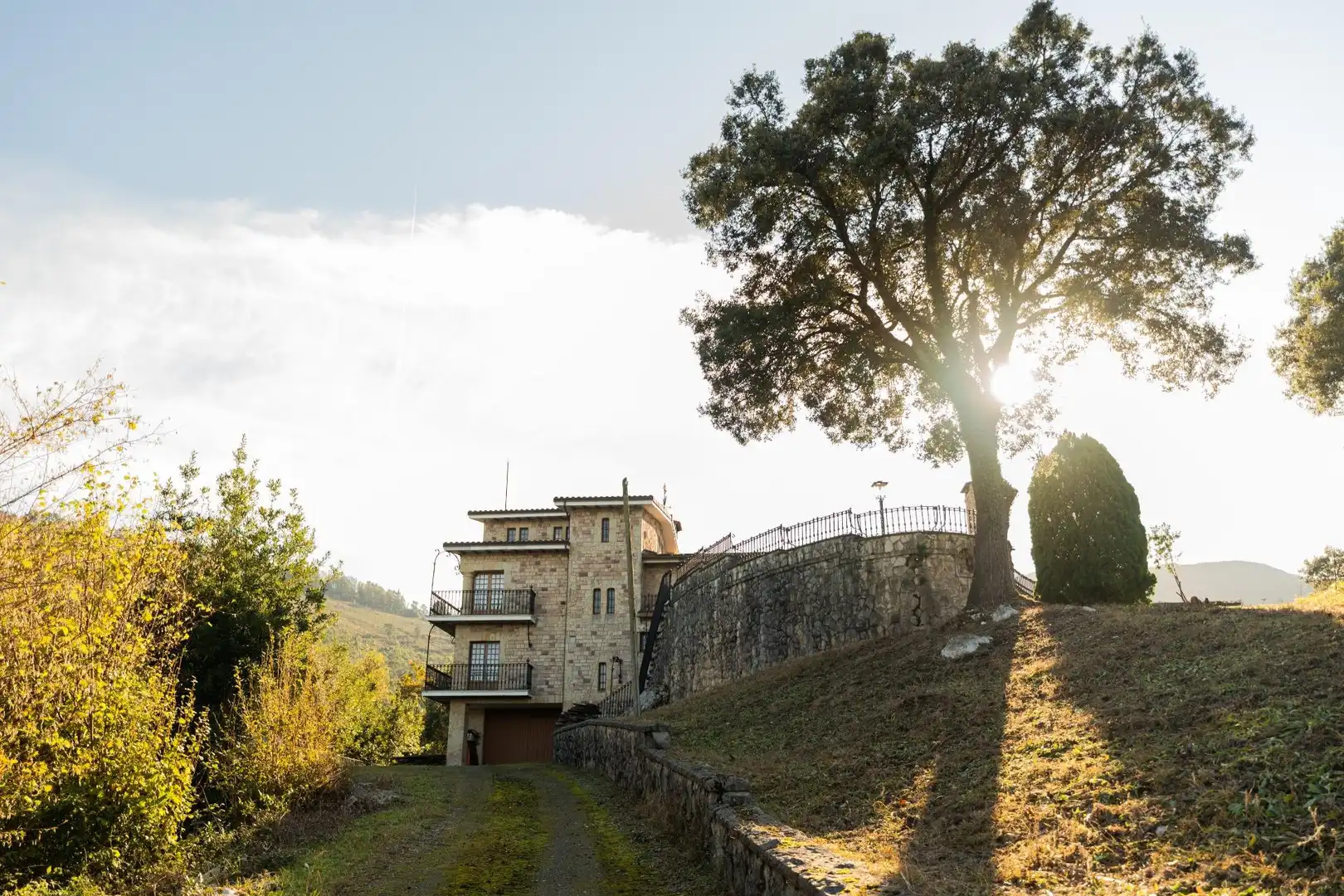 Vista exterior de Casa o xalet en venda en Villaescusa (Cantabria) amb Calefacció, Jardí privat i Terrassa