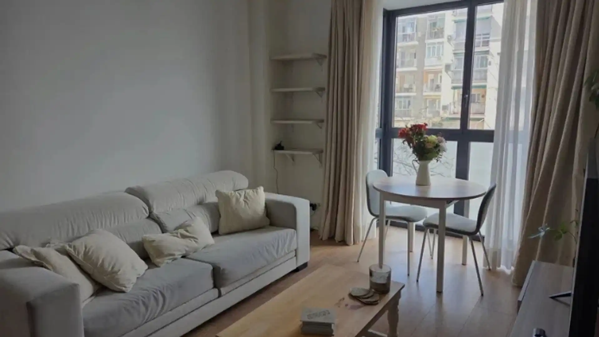 Sala de estar de Piso de alquiler en  Madrid Capital con Aire acondicionado, Calefacción y Amueblado