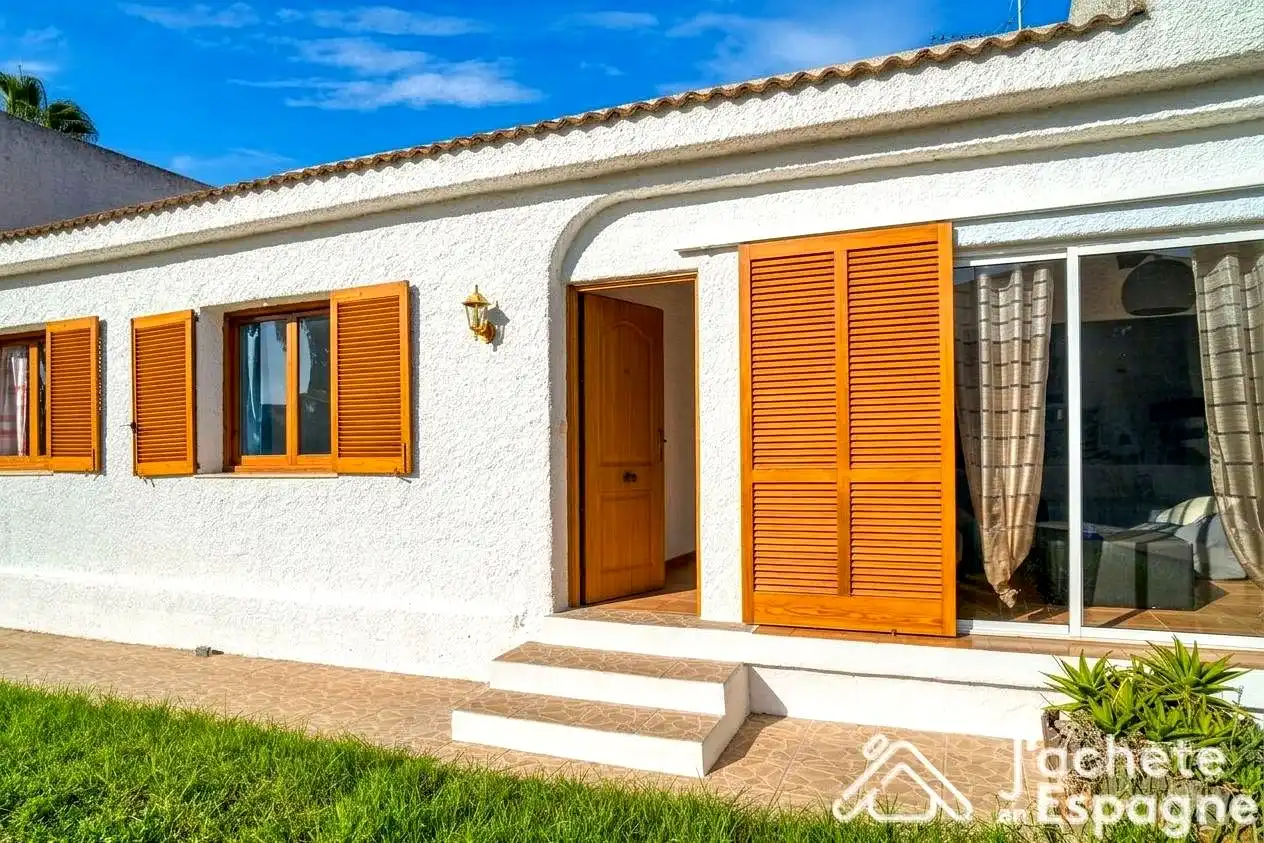 Vista exterior de Casa o xalet en venda en Vinaròs amb Aire condicionat, Calefacció i Jardí privat