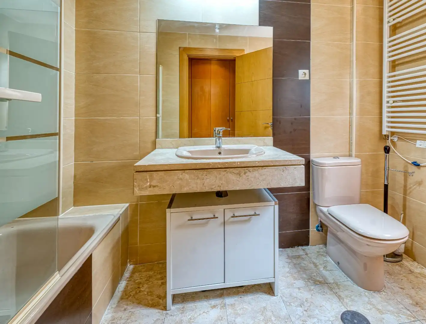Baño de Piso en venta en Yebes con Aire acondicionado, Calefacción y Jardín privado