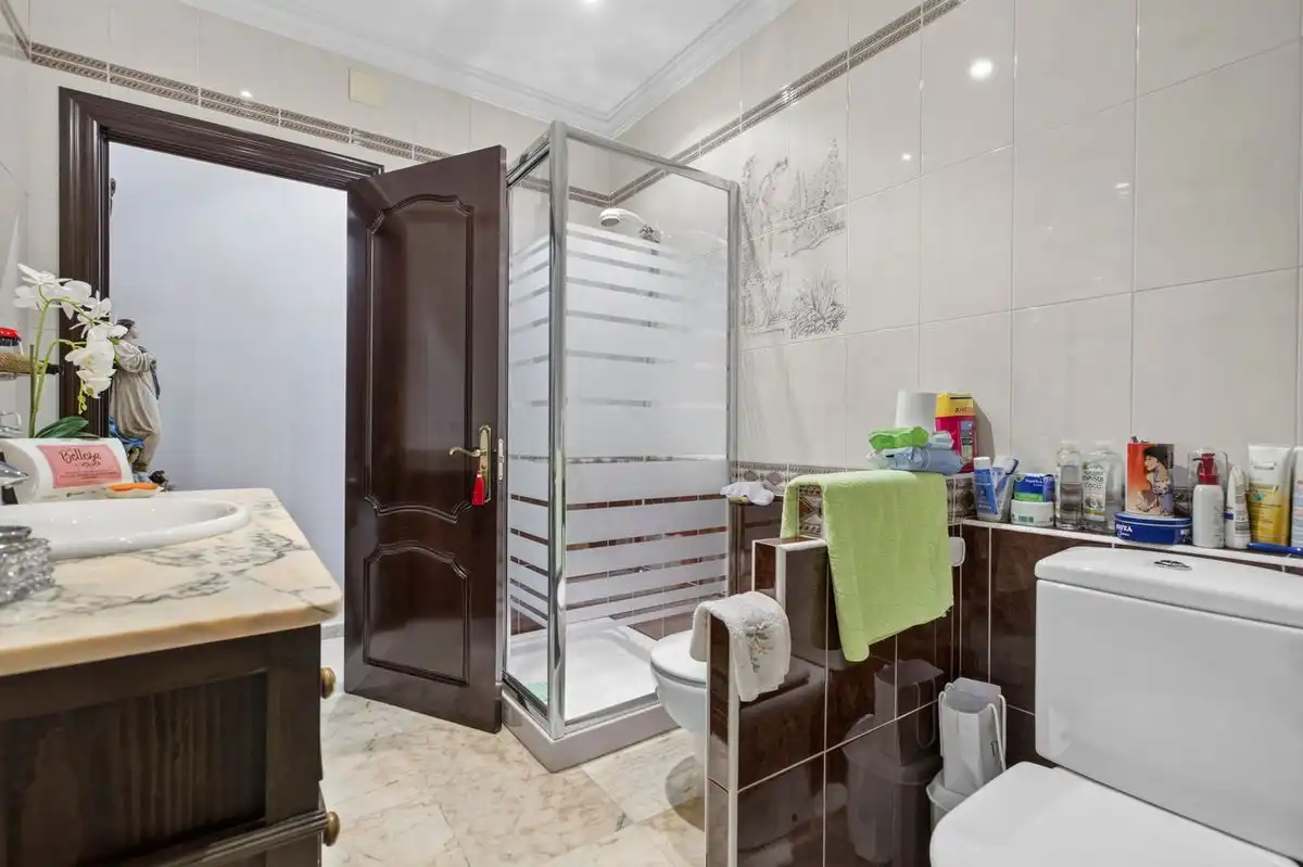 Badezimmer von Maisonette zum Verkauf in Bollullos de la Mitación mit Heizung, Privatgarten und Abstellraum