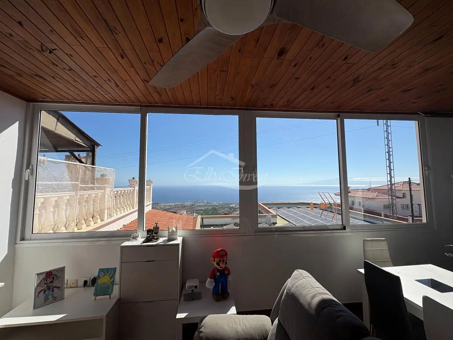 Sala d'estar de Casa adosada en venda en Adeje amb Aire condicionat, Terrassa i Moblat