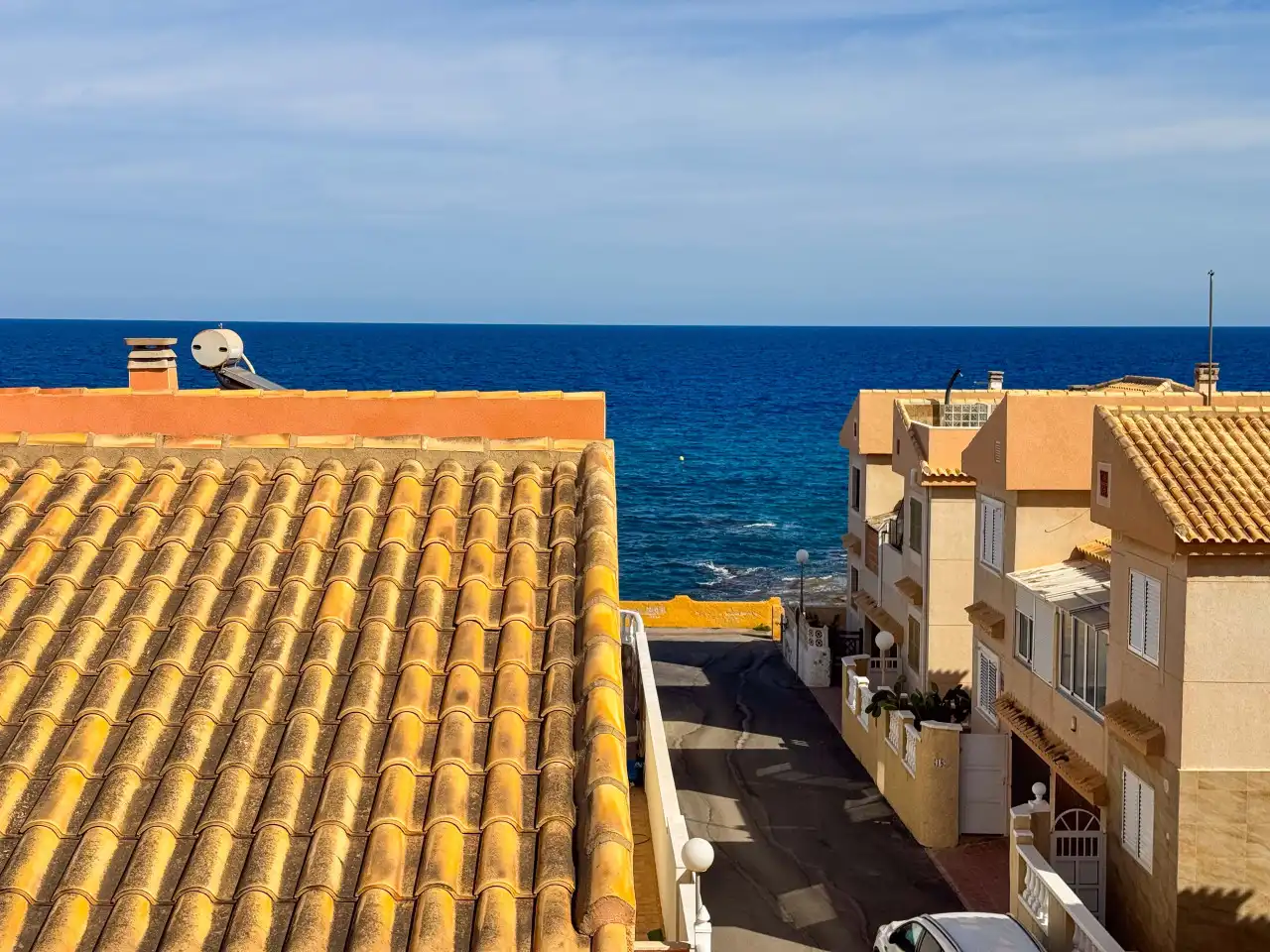Vista exterior de Casa adosada en venda en Torrevieja amb Aire condicionat, Calefacció i Jardí privat