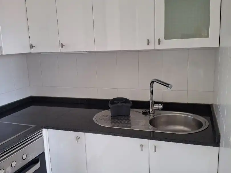 Cocina de Piso de alquiler en Vigo  con Calefacción, Trastero y Horno