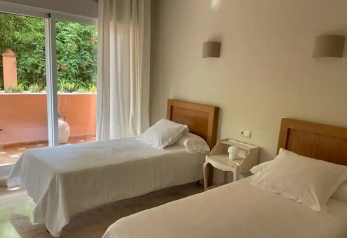 Dormitori de Apartament de lloguer en Estepona amb Aire condicionat, Moblat i Balcó