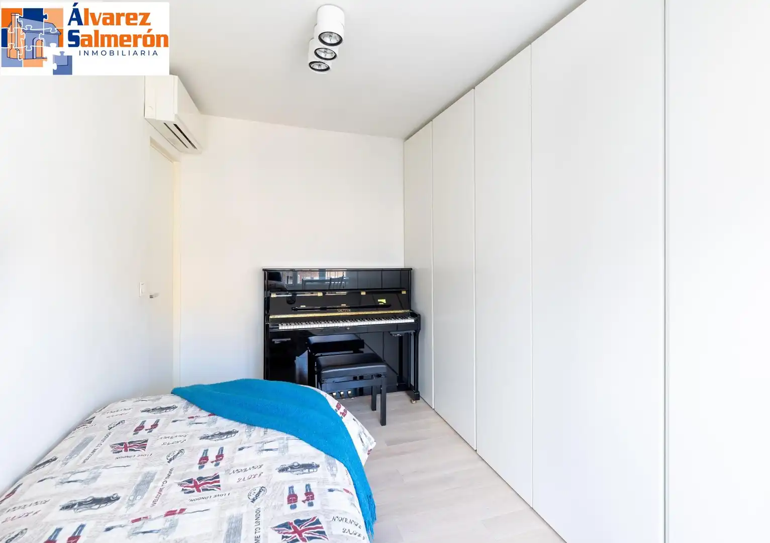 Bedroom of Flat for sale in Granada  with Air Conditioner