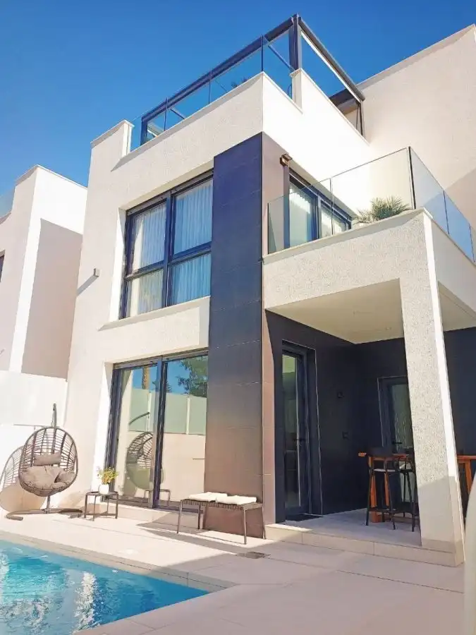 Detached house with pool for sale in Orihuela Costa