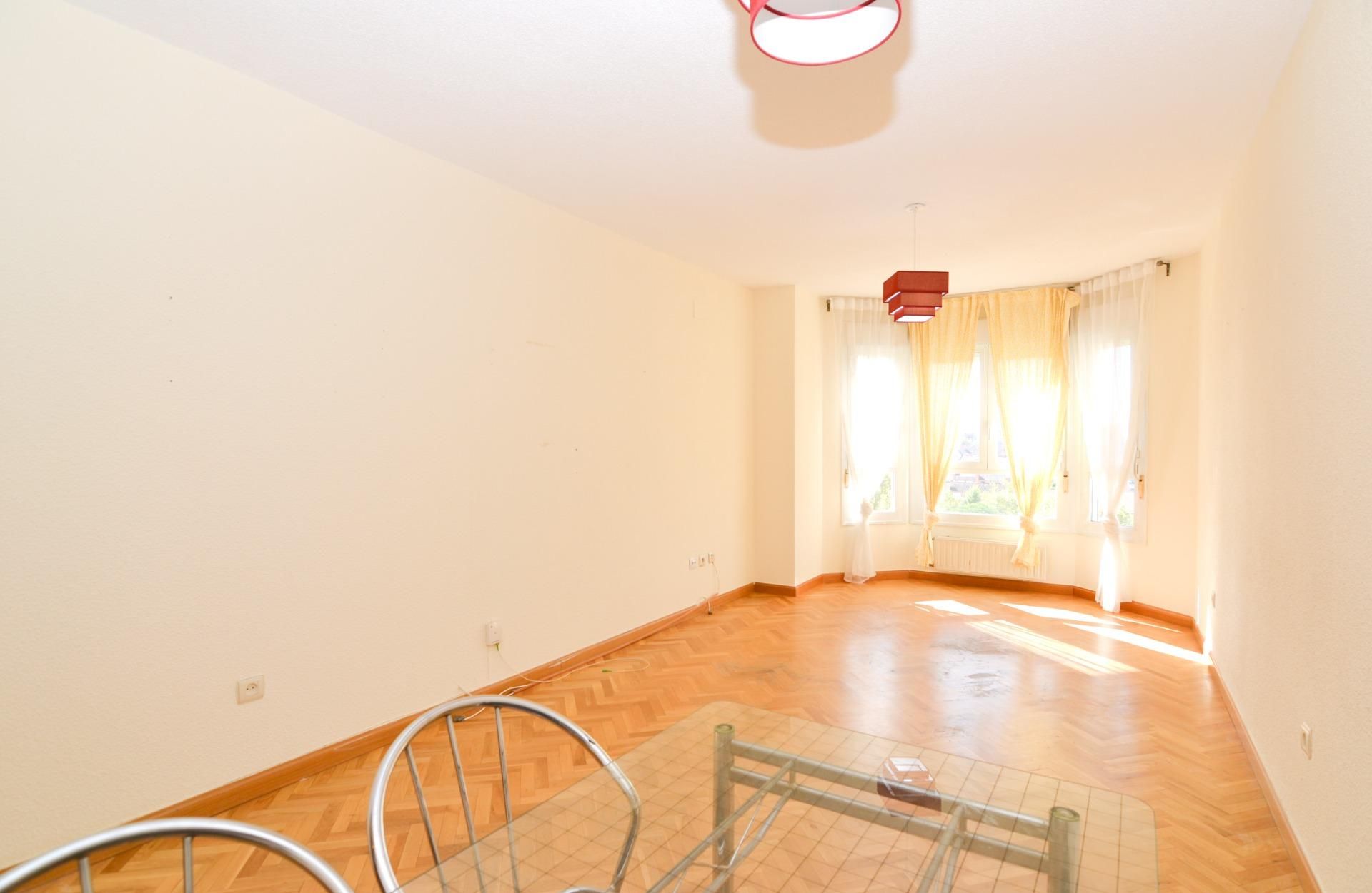 Living room of Flat for sale in Fuenlabrada  with Air Conditioner, Heating and Parquet flooring