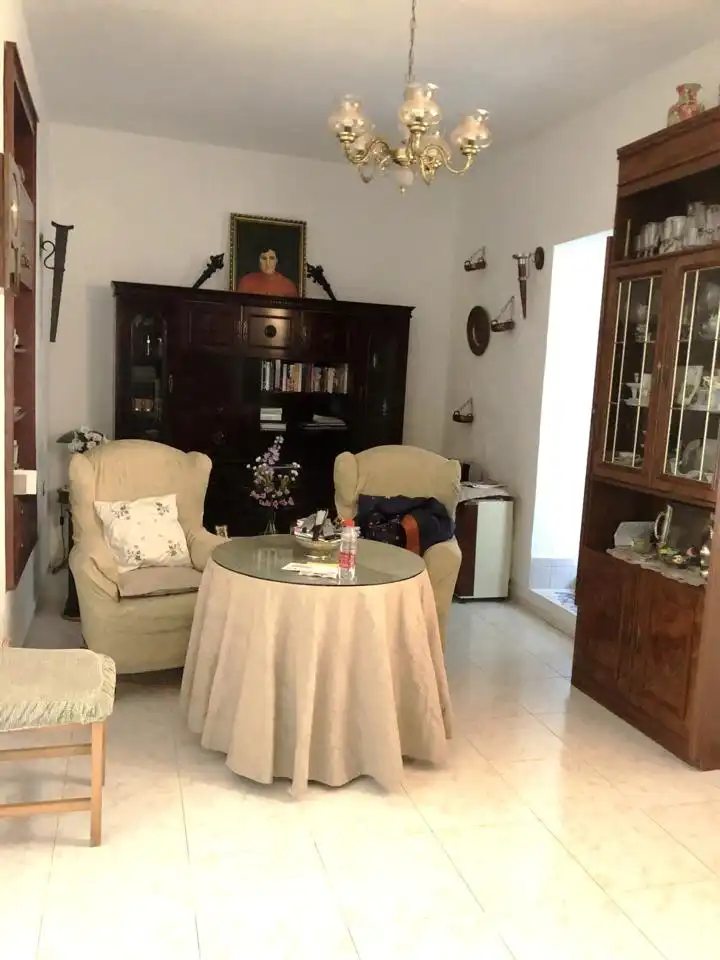 Sala d'estar de Casa adosada en venda en Fuentes de León amb Terrassa i Balcó