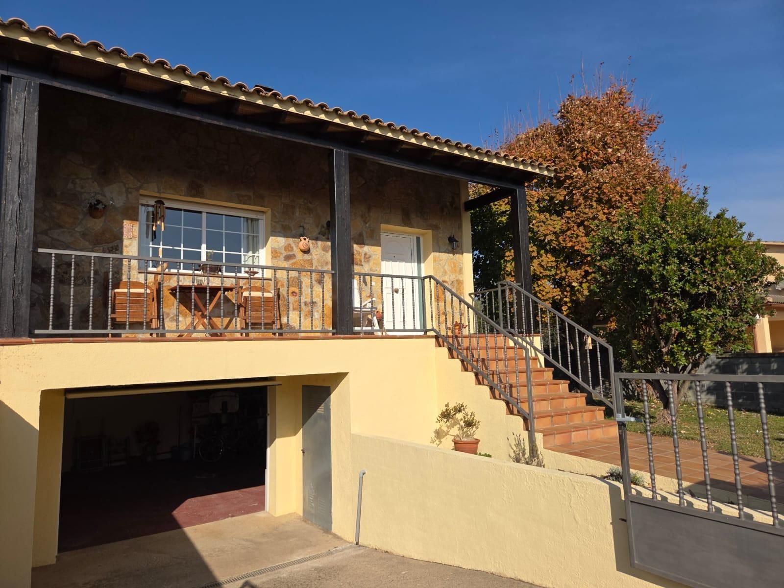 Vista exterior de Casa adosada en venda en Breda amb Jardí privat i Terrassa
