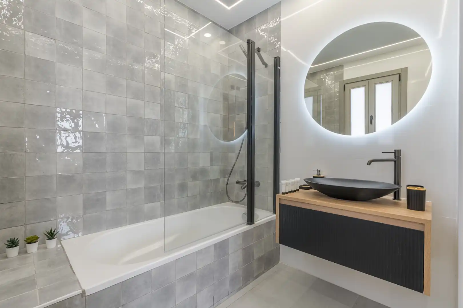 Bathroom of Flat for rent in Granada  with Air Conditioner, Heating and Furnished