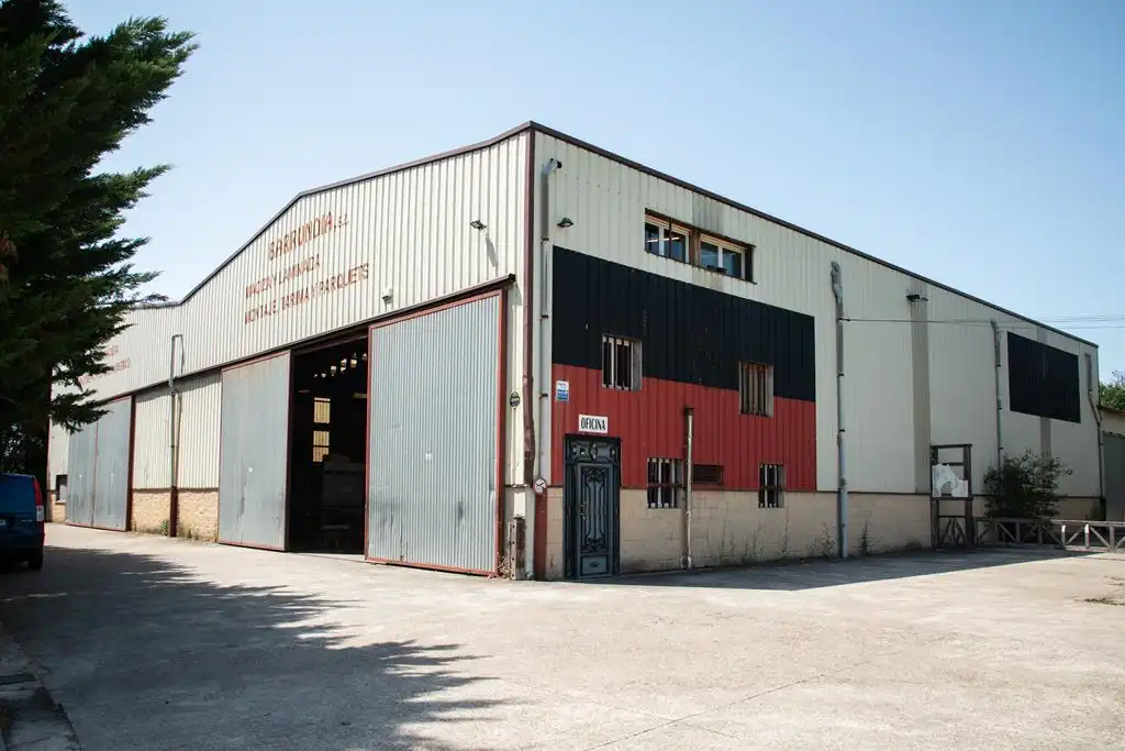 Außenansicht von Fabrikhallen zum Verkauf in Barrundia